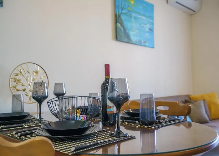 アパート The Valley Beyond